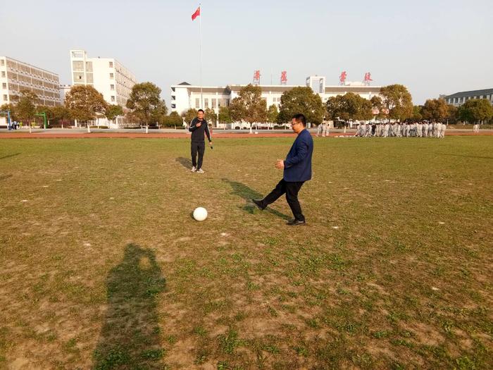 韩校开球C.jpg